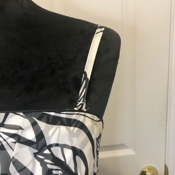 White House Black Market black white mini dress. - Picture 3 of 12